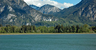 為了長(zhǎng)江重現(xiàn)江豚嬉戲